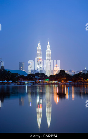 Les Tours Petronas, le lac Titiwangsa, Kuala Lumpur, Malaisie, en Asie du sud-est Banque D'Images