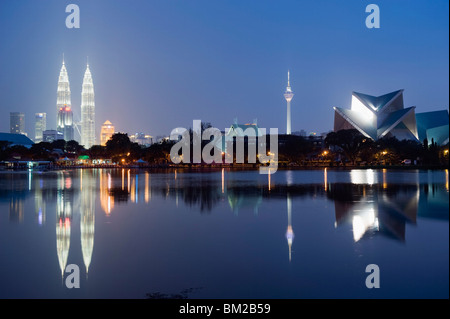 Les Tours Petronas et Istana Budaya Théâtre National, le lac Titiwangsa, Kuala Lumpur, Malaisie, en Asie du sud-est Banque D'Images