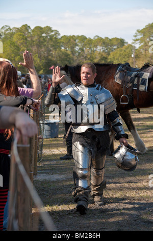 Gainesville FL - Jan 2009 - homme habillé comme knight obtient félicité par réduite après avoir remporté le match de tournoi Banque D'Images