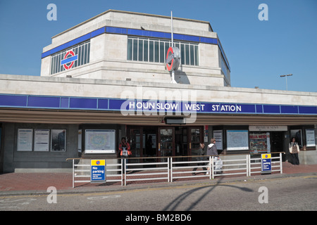 L'entrée principale de la station de métro Hounslow West (métro de Londres), Londres, Angleterre. Mai 2010 Banque D'Images