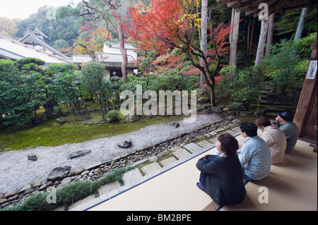 Les visiteurs qui envisagent le jardin de Nison dans (Nisonin) Temple datant de 834, zone Sagano, Kyoto, Japon Banque D'Images