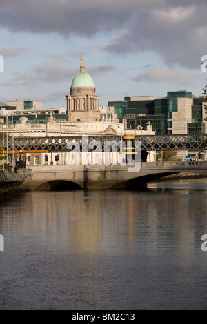 Vue sur la rivière Liffey avec le Custom House Quay en arrière-plan, Dublin, République d'Irlande Banque D'Images