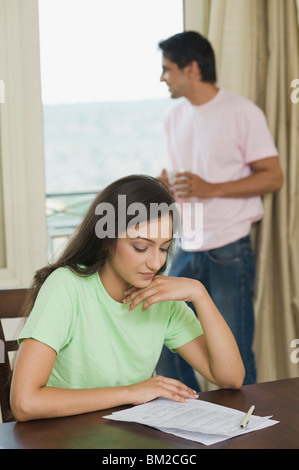 Woman typing et un homme de boire du café Banque D'Images