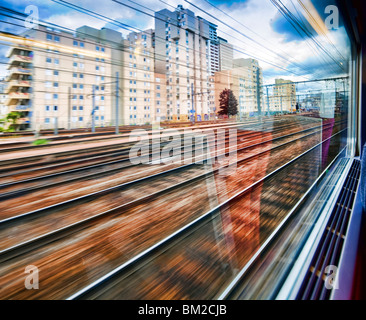 Vue par la fenêtre d'un TGV près de Paris, France Banque D'Images