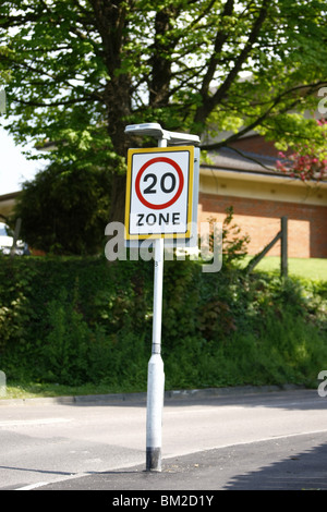 Un panneau routier zone 20km/h dans une zone scolaire d'une ville anglaise Banque D'Images