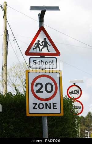 Un panneau routier zone 20km/h dans une zone scolaire d'une ville - la nouvelle limite de vitesse dans les zones résidentielles de nombreux maintenant à travers l'angleterre Banque D'Images