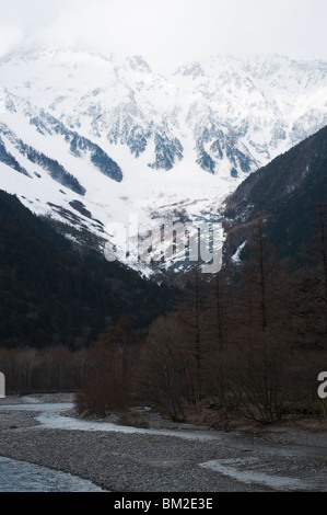 La gamme Hotaka au-dessus de la Rivière Azusa, comme vu de Kamikochi, Nagano, Japon Banque D'Images