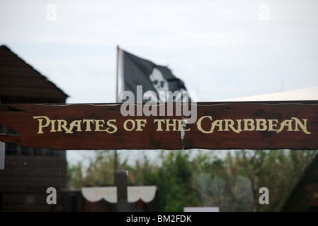 Pirates des Caraïbes signe avec tête de mort drapeau dans l'aire de jeux, Devon, UK Banque D'Images