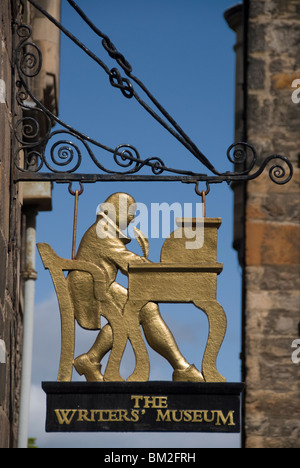 Signe pour le musée des écrivains de la Royal Mile, Edinburgh, Lothian, Scotland, UK Banque D'Images