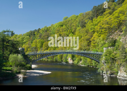 Les Telford Iron Bridge, construit en 1815, de l'autre côté de la rivière Spey, près de Craigellachie, Ecosse, Royaume-Uni Banque D'Images