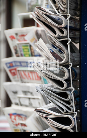 Une collection de journaux internationaux en vente dans Fleet Street, London, UK Banque D'Images