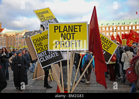 Des plaques de rechange dans un godet à la manifestation devant le Parlement européen à Copenhague à la Conférence des Nations Unies sur le changement climatique. Les mars. Banque D'Images