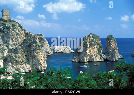 Faraglioni, Scopello, Castellammare del Golfo, en Sicile, Italie Banque D'Images