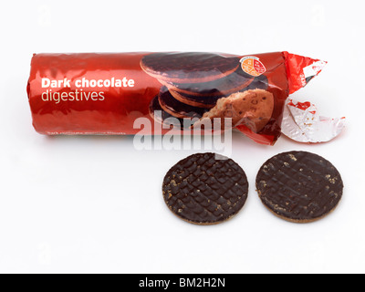 Ouvrir Paquet de Biscuits digestifs au chocolat noir avec deux Biscuits à côté Banque D'Images