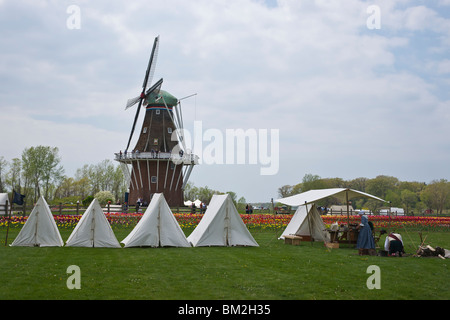 Tulip Time festival Dutch Holland Michigan aux États-Unis un authentique moulin à vent néerlandais de Zwaan et des tentes marchandes lors d'une foire commerciale indigène en haute résolution Banque D'Images