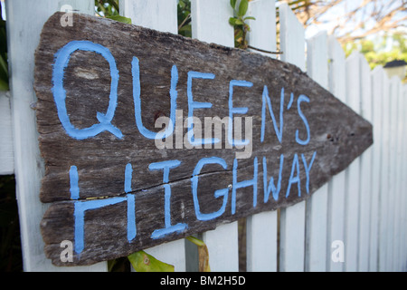 Un panneau en bois rustique montrant le chemin vers Queen's Highway dans la ville de Hope sur le coude Cay dans les Abacos, Bahamas. Banque D'Images