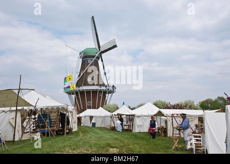 Tulip Time festival Dutch Holland Michigan aux États-Unis un authentique moulin à vent néerlandais de Zwaan et des tentes marchandes lors d'une foire commerciale indigène en haute résolution Banque D'Images