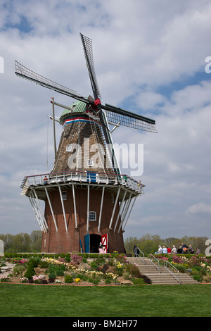 Tulip Time festival Dutch Holland Michigan aux Etats-Unis un authentique moulin à vent hollandais de Zwaan lors d'une foire commerciale verticale haute résolution Banque D'Images