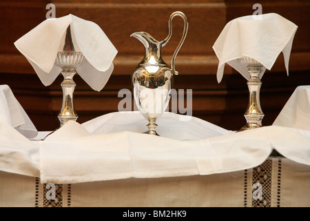 Calices ciboires et utilisé dans le culte protestant de l'église Réformée, Paris, France Banque D'Images