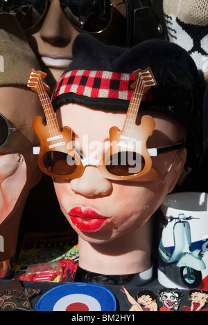 Masque en caoutchouc avec lunettes guitare, marché d'antiquités de Portobello Road, Londres, Angleterre, Royaume-Uni Banque D'Images