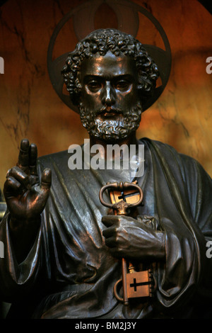 Statue de Saint-Pierre dans la région de Saint-Joseph-des-Carmes eglise, Paris, France Banque D'Images