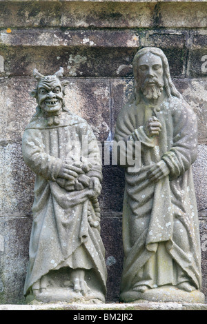 Le Diable représenté dans la vie de Jésus sur le calvaire, Plougonven Plougonven, Finistère, Bretagne, France Banque D'Images