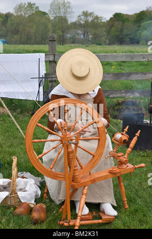 Tulip Time festival Dutch Holland Michigan aux États-Unis Une femme fileuse vêtue d'un costume traditionnel travaillant sur la roue de filature native foire commerciale haute résolution Banque D'Images