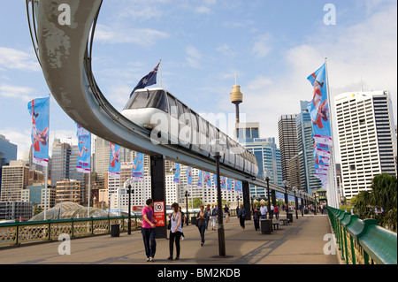 Le Monorail de Sydney vu de Pyrmont Bridge à Darling Harbour Banque D'Images