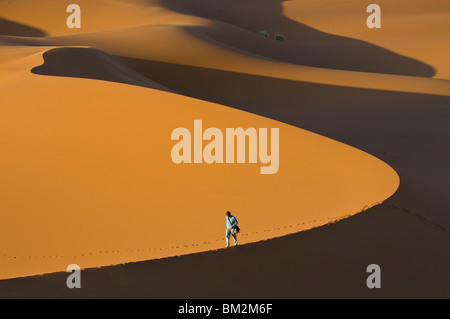 Balades touristiques le long d'une dune de sable géant, Merzouga, Maroc Banque D'Images