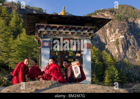 Monks sur leur chemin jusqu'à la Tiger (NID) Goempa Taktshang monastère, Bhoutan Banque D'Images
