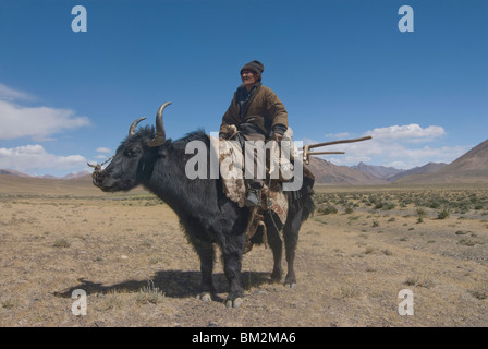 Vieil homme monté sur son yack, le Pamir, au Tadjikistan Banque D'Images