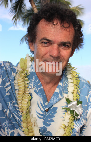 PORTRAIT DE CINQUANTE CINQ ANS DANS HAWAIIAN SHIRT ET LEI SUR LA PLAGE DE WAIKIKI HAWAII BDA Banque D'Images