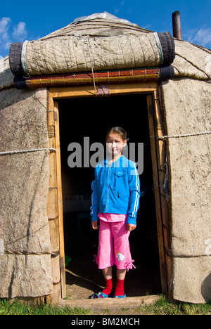 Enfant dans une yourte, tente de nomades à Kol Chanson, Kirghizistan Banque D'Images