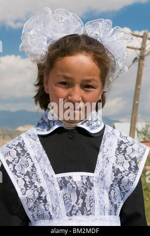 Portrait de jeune fille en vêtements traditionnels, Torugart, Kirghizistan Banque D'Images