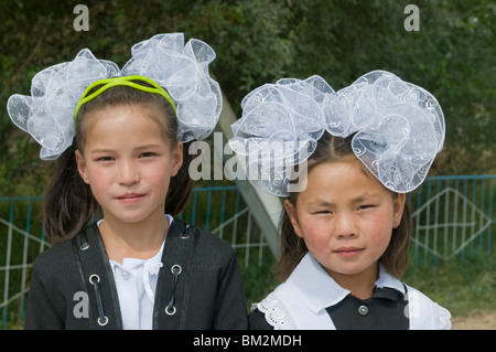 Portrait de jeunes filles en vêtements traditionnels, Torugart, Kirghizistan Banque D'Images