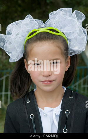 Portrait de jeune fille en vêtements traditionnels, Torugart, Kirghizistan Banque D'Images