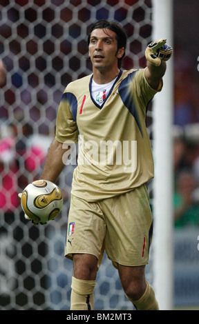 BERLIN - 9 JUILLET : le gardien de but italien Gianluigi Buffon fait des gestes lors de la finale de la Coupe du monde de la FIFA contre la France le 9 juillet 2006 au stade olympique de Berlin, en Allemagne. Usage éditorial exclusif. Pas d'utilisation de push vers l'appareil mobile. Utilisation commerciale interdite. (Photographie de Jonathan Paul Larsen / Diadem images) Banque D'Images