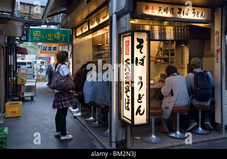 1940 era Omoide Yokocho (Memory Lane) restaurant alley district dans Shinjuku, Tokyo, Japon Banque D'Images