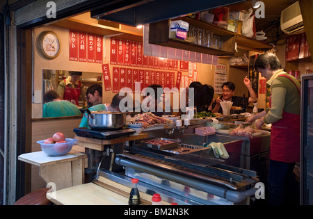 1940 era Omoide Yokocho (Memory Lane) restaurant alley district dans Shinjuku, Tokyo, Japon Banque D'Images