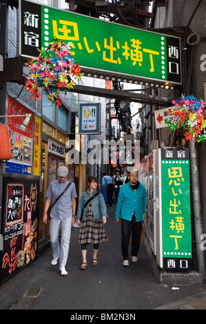 1940 era Omoide Yokocho (Memory Lane) restaurant alley district dans Shinjuku, Tokyo, Japon Banque D'Images