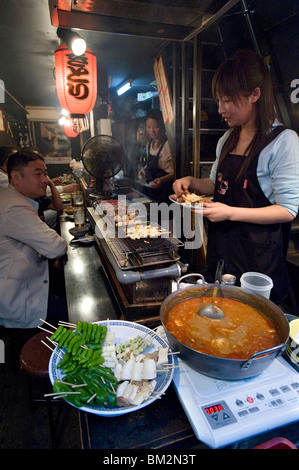 1940 era Omoide Yokocho (Memory Lane) restaurant alley district dans Shinjuku, Tokyo, Japon Banque D'Images