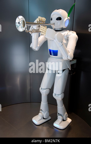 Robot joueur de trompette au Toyota Kaikan Centre du visiteur dans la ville de Toyota, Aichi, Japon Banque D'Images