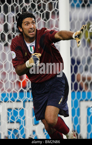 HAMBOURG, ALLEMAGNE - JUIN 30 : le gardien de but italien Gianluigi Buffon en action lors d'un match de quart de finale de la Coupe du monde de la FIFA contre l'Ukraine au stade de la Coupe du monde de la FIFA le 30 juin 2006 à Hambourg, en Allemagne. Usage éditorial exclusif. Utilisation commerciale interdite. (Photographie de Jonathan Paul Larsen / Diadem images) Banque D'Images