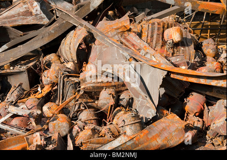 Brûlé fondu twisted metal poutres en acier après l'incendie de l'usine d'entrepôt Banque D'Images