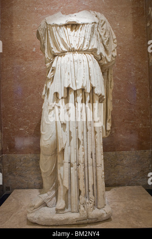 Statue d'un dieu grec, "Athéna, dite 'Minerve Ingres'', dans le musée du Louvre, Paris, France Banque D'Images