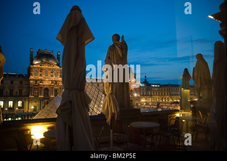 Vue d'ensemble de la fenêtre, Pyramide, Musée du Louvre, (architecte de crédit obligatoire : I.M. Pei), Paris, France, statues, dans vide Parisian Cafe terrasse vue la nuit Banque D'Images