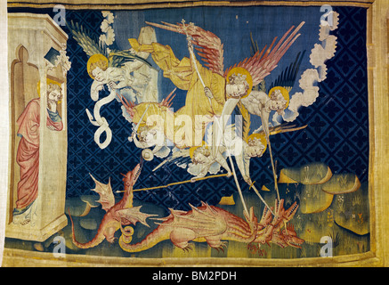 Apocalypse - Saint Michel & Angels dur Dragon, tapisserie Banque D'Images