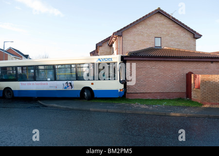 Le bus s'est écrasé sur mur de chambre Banque D'Images