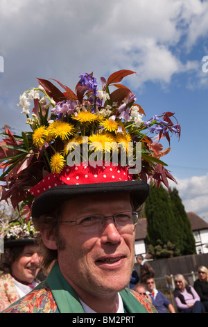 Royaume-uni, Angleterre, Herefordshire, Putley, Big Apple Event, Morris dancer avec des fleurs de printemps dans la région de hat Banque D'Images