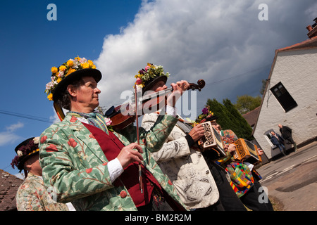 Royaume-uni, Angleterre, Herefordshire, Putley, Big Apple Event, les musiciens accompagnant la danse morris men sur village green Banque D'Images